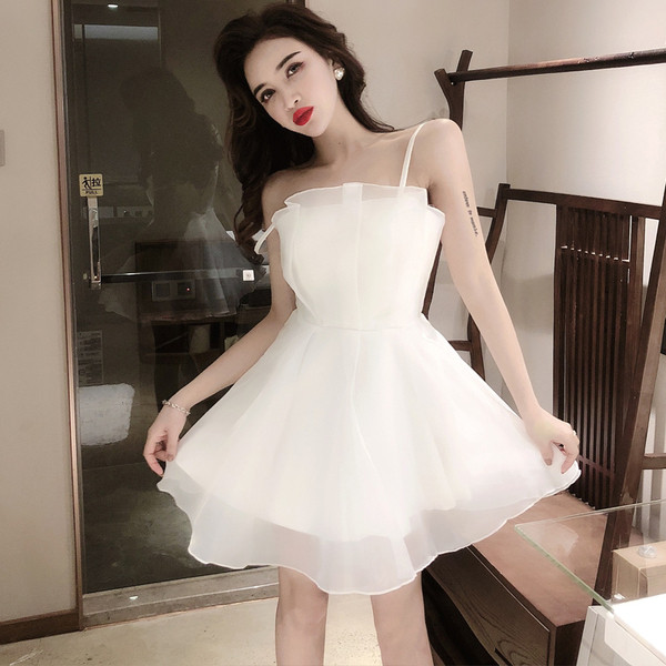 Stilīga sieviešu kleita ar tillu un plānām lencītēm