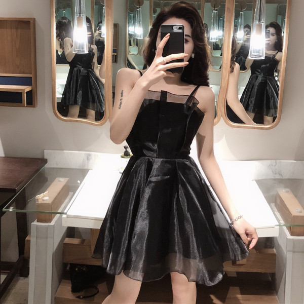 Stilīga sieviešu kleita ar tillu un plānām lencītēm