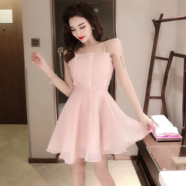 Stilīga sieviešu kleita ar tillu un plānām lencītēm