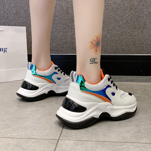 Aktuális női öko-bőr tornacipő durva talppal, fényes hatással és fűzővel