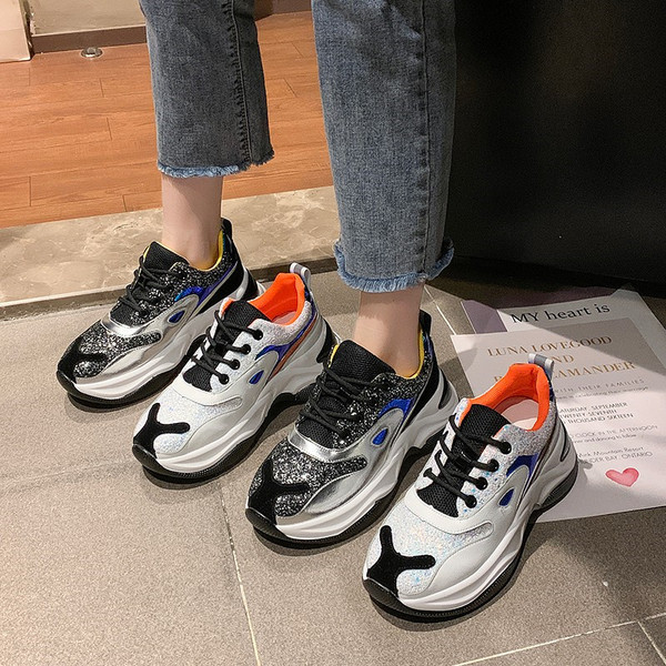 Aktuális női öko-bőr tornacipő durva talppal, fényes hatással és fűzővel