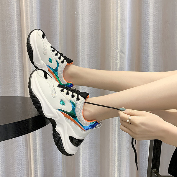 Aktuális női öko-bőr tornacipő durva talppal, fényes hatással és fűzővel