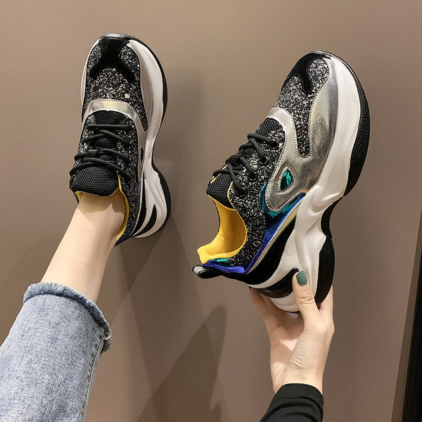 Aktuális női öko-bőr tornacipő durva talppal, fényes hatással és fűzővel