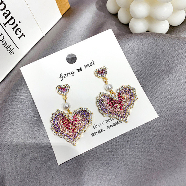 Női fülbevaló színes kövekkel, szív alakú