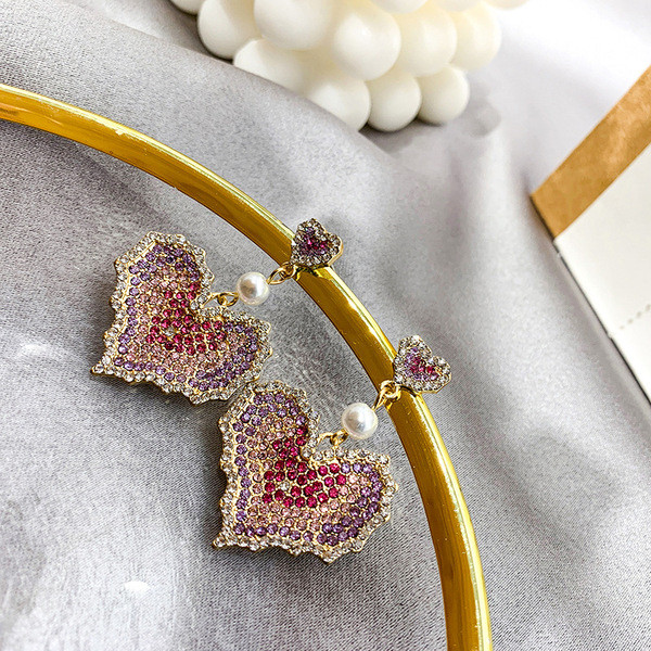 Női fülbevaló színes kövekkel, szív alakú