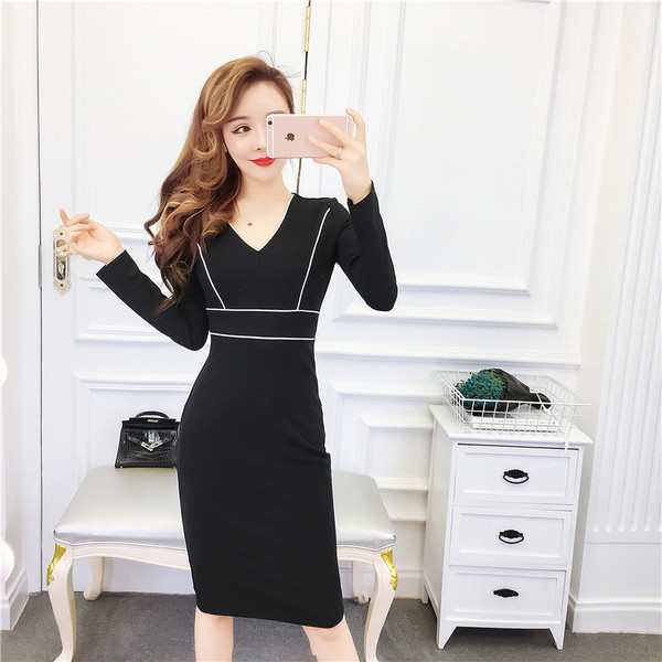 Elegantiška vasariška suknelė su V formos iškirpte modeliu