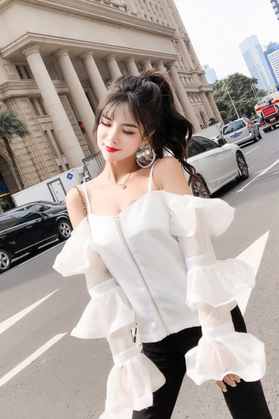 Jauna modeļa balta blūze ar rāvējslēdzēju un atkailinātiem pleciem