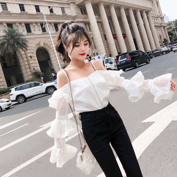 Jauna modeļa balta blūze ar rāvējslēdzēju un atkailinātiem pleciem