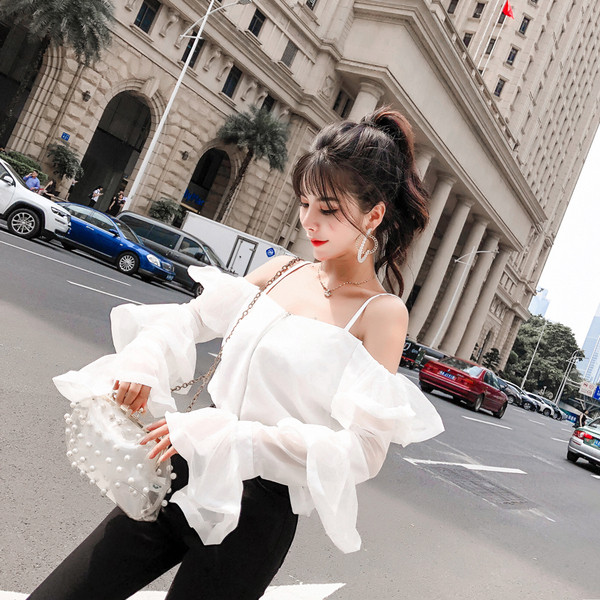 Jauna modeļa balta blūze ar rāvējslēdzēju un atkailinātiem pleciem