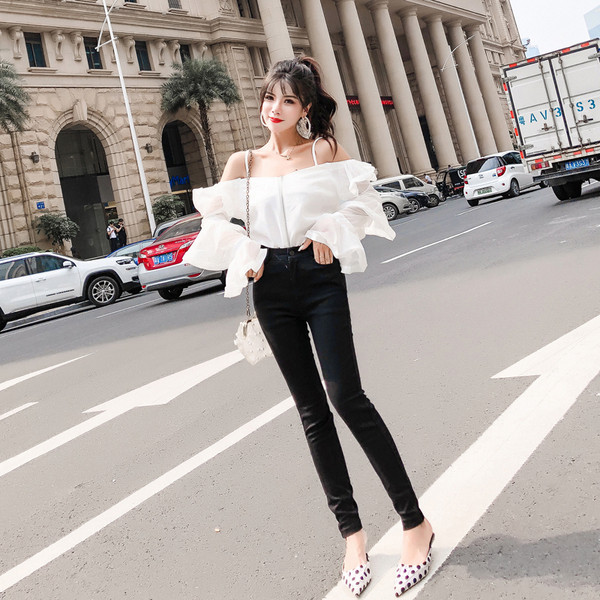 Jauna modeļa balta blūze ar rāvējslēdzēju un atkailinātiem pleciem