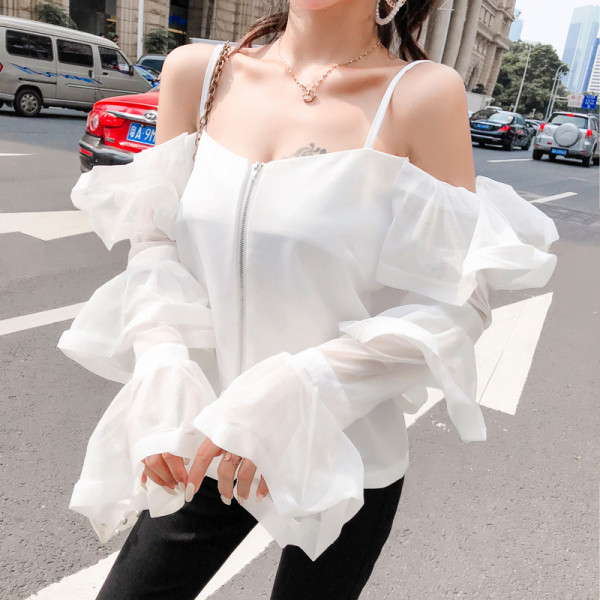 Jauna modeļa balta blūze ar rāvējslēdzēju un atkailinātiem pleciem