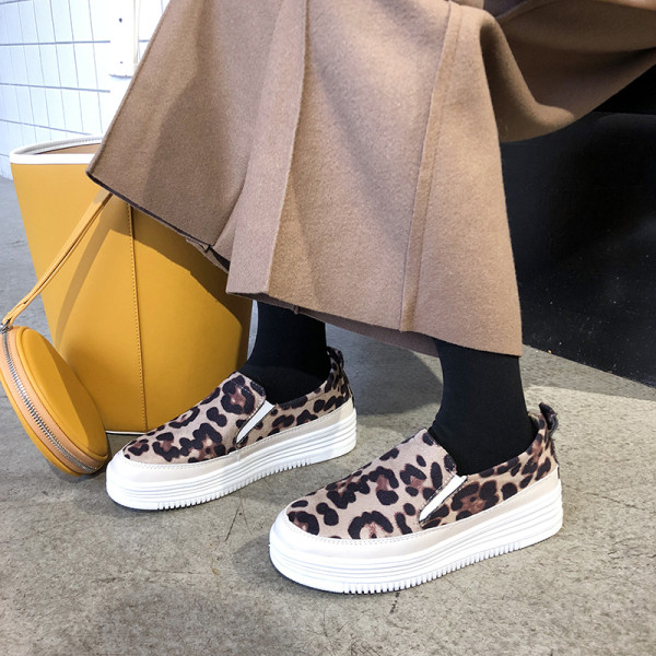 Alkalmi női mokaszinok műbőrből, magas talppal