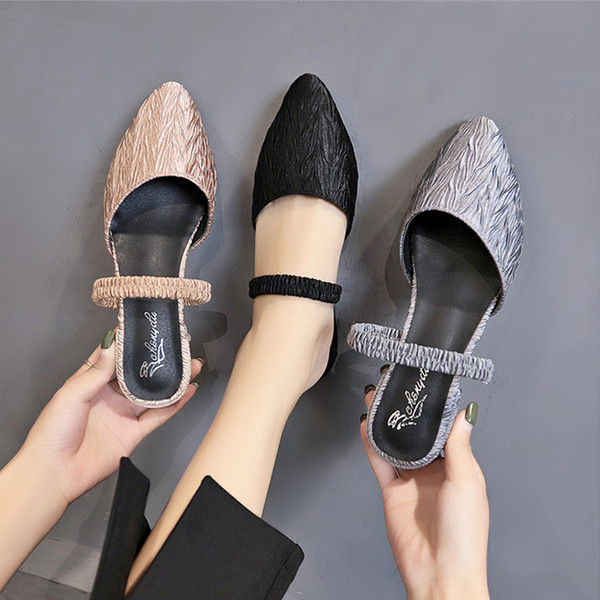 Női modern papucs hegyes modell pánttal és sarokkal