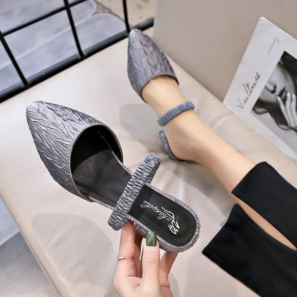 Női modern papucs hegyes modell pánttal és sarokkal