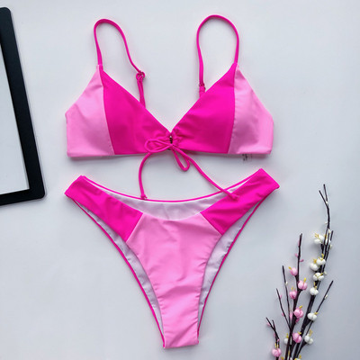 Moodne naiste kaheosaline ujumistrikoo, mille ülaosas on paelad