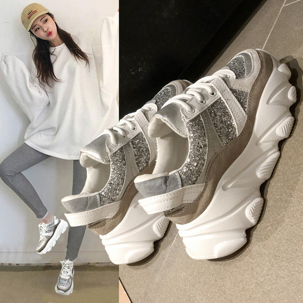 Modernūs moteriški sportbačiai su blizgiu efektu ir aukštu grubiu padu