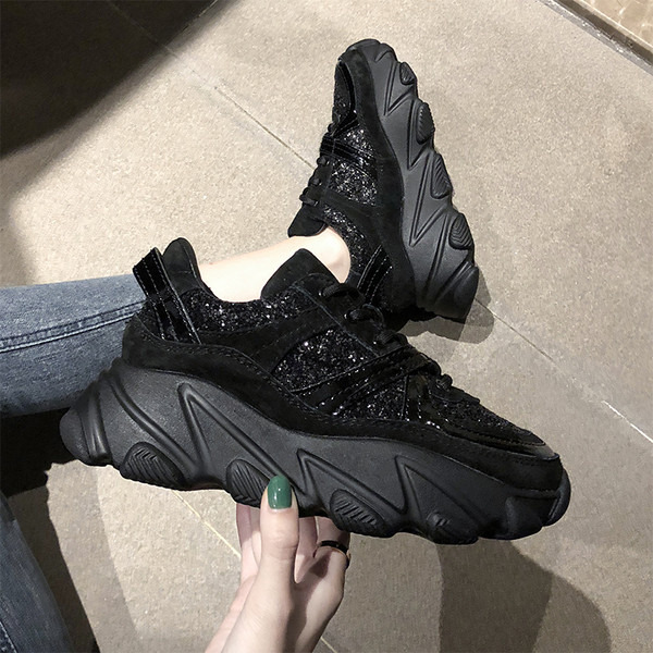 Modernūs moteriški sportbačiai su blizgiu efektu ir aukštu grubiu padu