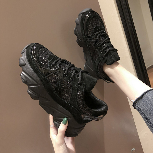 Modernūs moteriški sportbačiai su blizgiu efektu ir aukštu grubiu padu