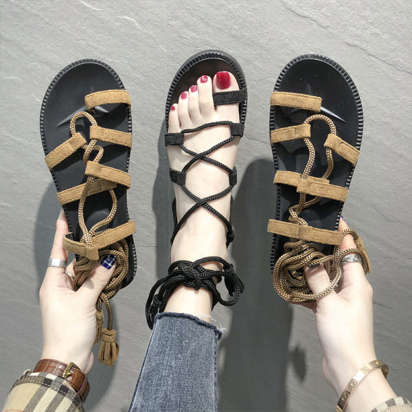 Női szandál lapos talppal és velúr pánttal