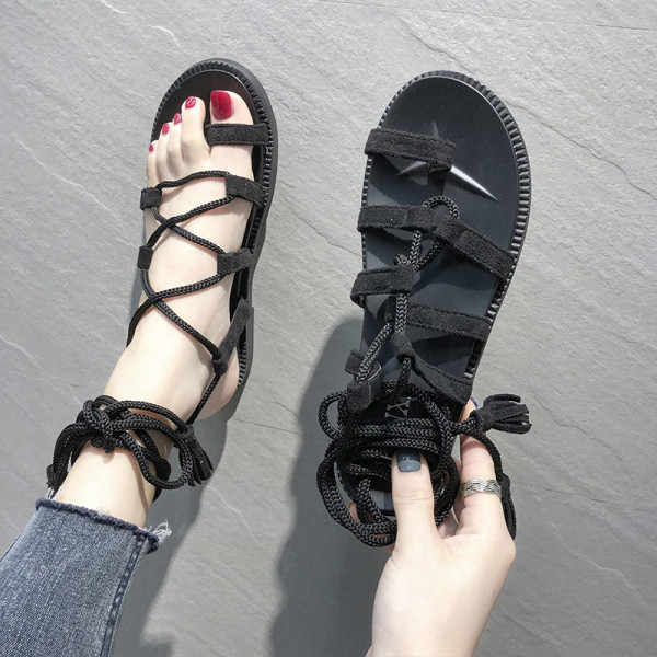 Női szandál lapos talppal és velúr pánttal