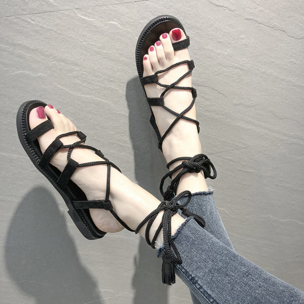 Női szandál lapos talppal és velúr pánttal