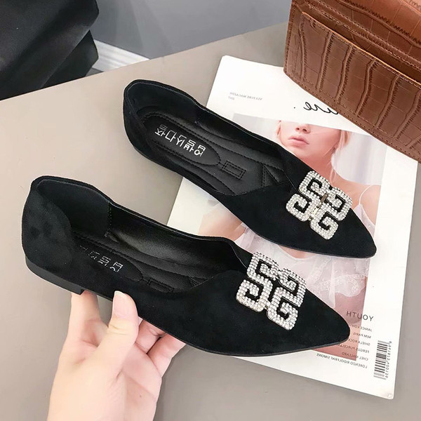 Stílusos női cipő lapos talppal és csattal