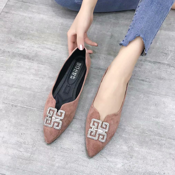 Stílusos női cipő lapos talppal és csattal