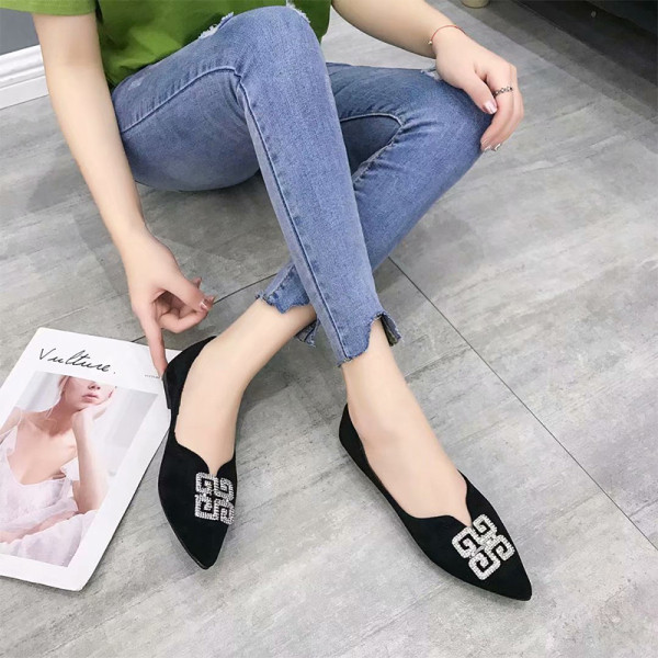 Stílusos női cipő lapos talppal és csattal