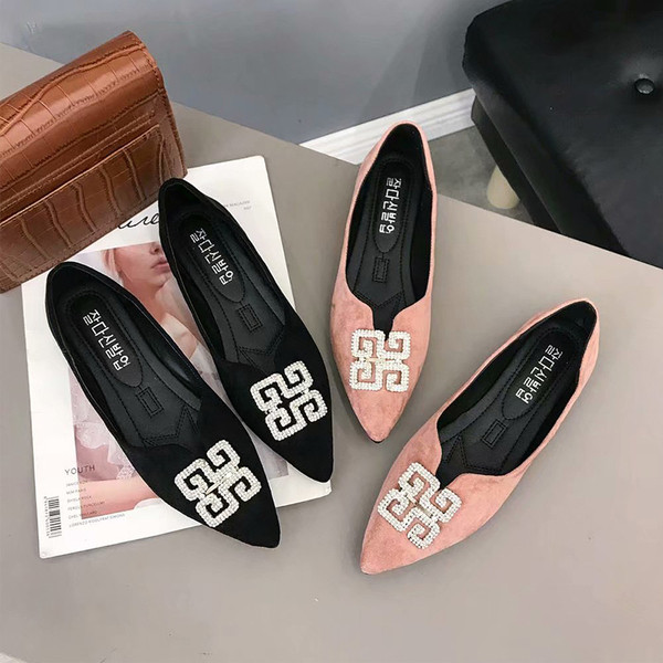 Stílusos női cipő lapos talppal és csattal