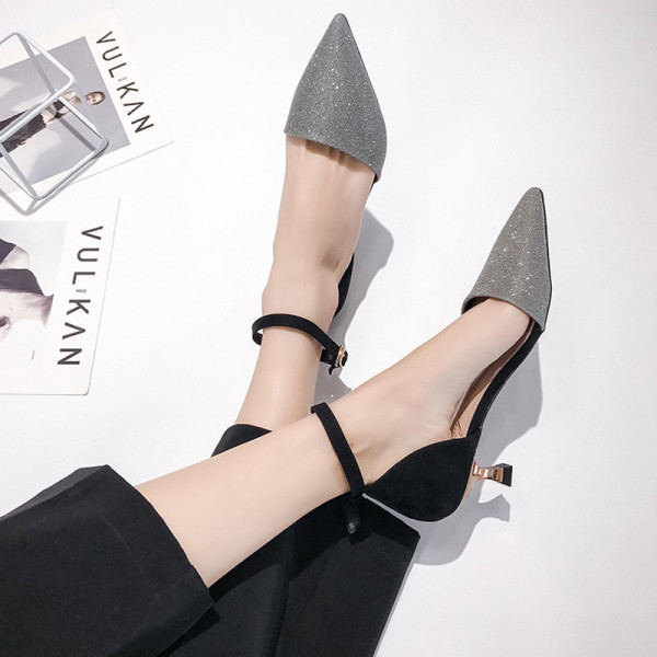 Fényes női szandál pánttal és vékony sarokkal