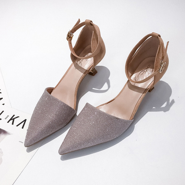 Fényes női szandál pánttal és vékony sarokkal