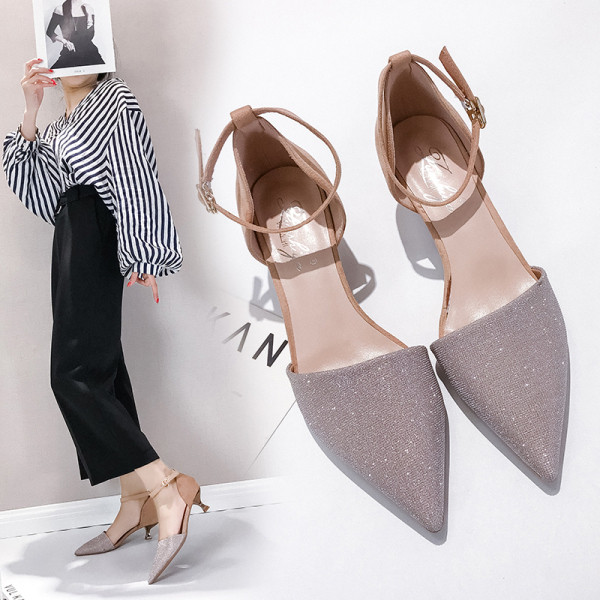 Fényes női szandál pánttal és vékony sarokkal