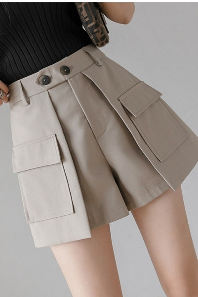 Ženske kratke hlače s visokim strukom i velikim džepovima