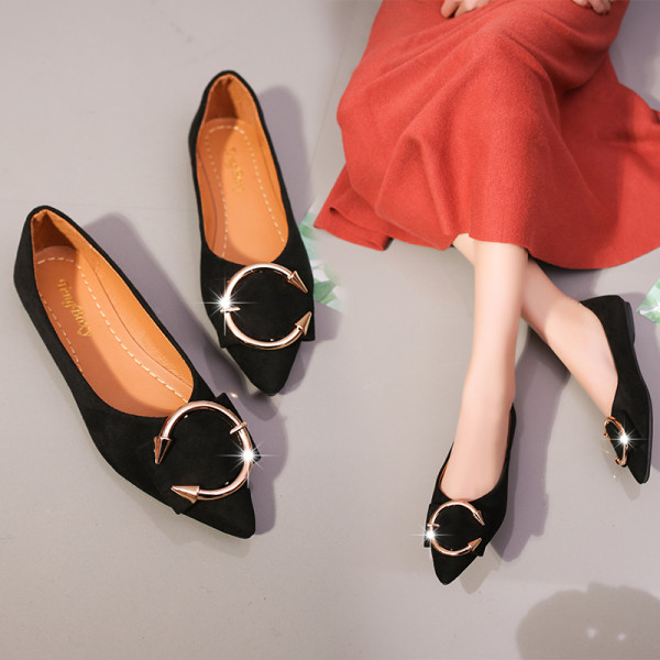 Izoštreni model ženskih cipela sa metalnom kopčom