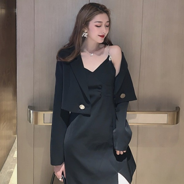 Elegáns női szett fekete ruhával és rövid kabáttal