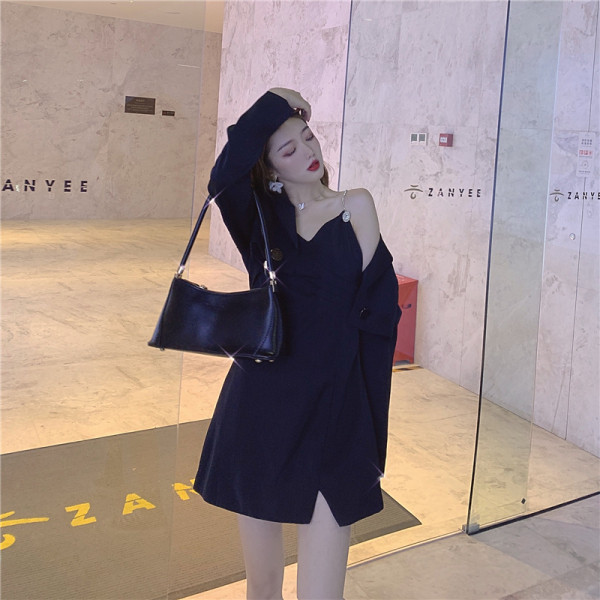 Elegáns női szett fekete ruhával és rövid kabáttal