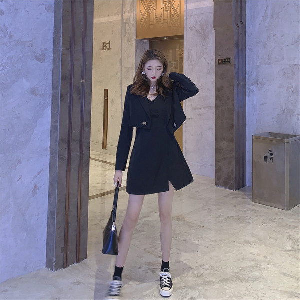 Elegáns női szett fekete ruhával és rövid kabáttal