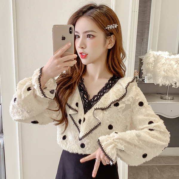 Cămașă casual de damă cu dantelă și decolteu spitz