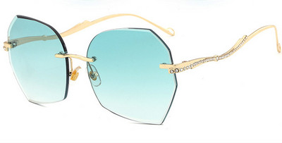 Jauns modernu saulesbriļļu modelis ar krāsainām lēcām