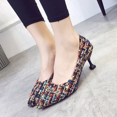 Asināts sieviešu apavu modelis ar plāniem papēžiem