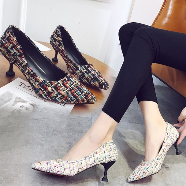 Asināts sieviešu apavu modelis ar plāniem papēžiem