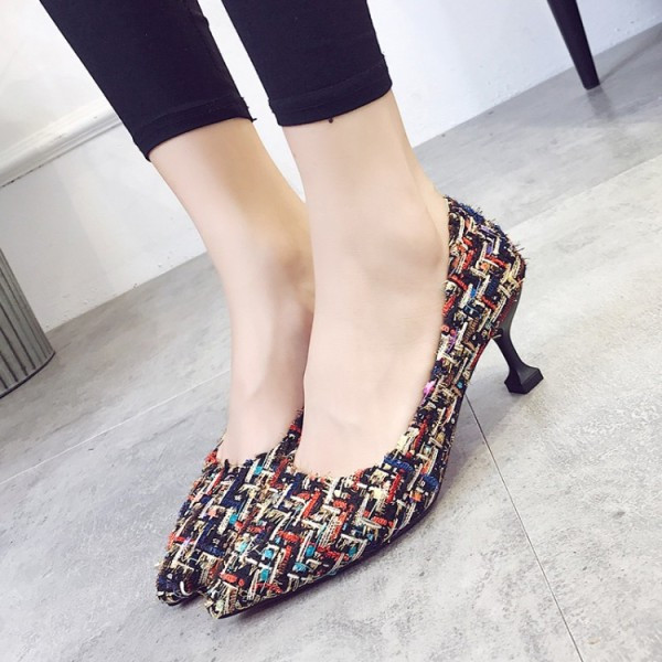 Asināts sieviešu apavu modelis ar plāniem papēžiem