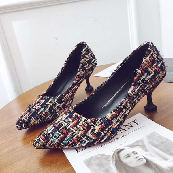 Asināts sieviešu apavu modelis ar plāniem papēžiem