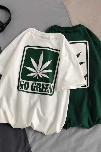 Ležerna muška majica s ovalnim izrezom i printom na leđima