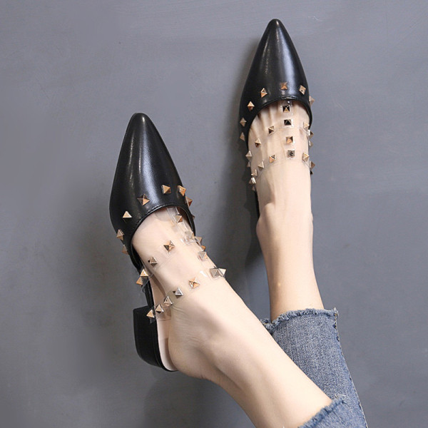 Papuci de damă moderni din piele artificială cu nituri metalice