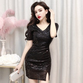 Šiuolaikinė moteriška suknelė su skeltuku ir špicine iškirpte