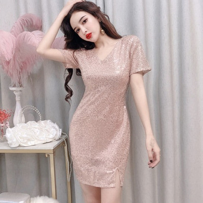 Šiuolaikinė moteriška suknelė su skeltuku ir špicine iškirpte