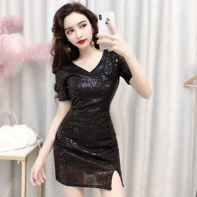 Šiuolaikinė moteriška suknelė su skeltuku ir špicine iškirpte