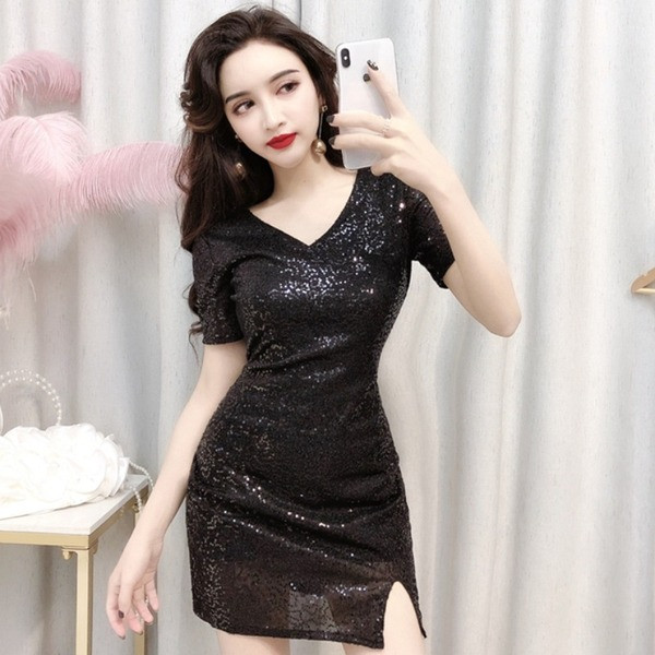 Šiuolaikinė moteriška suknelė su skeltuku ir špicine iškirpte