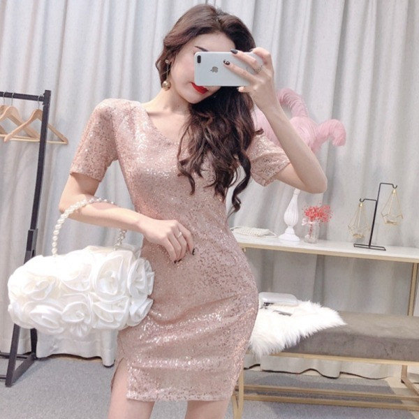 Šiuolaikinė moteriška suknelė su skeltuku ir špicine iškirpte